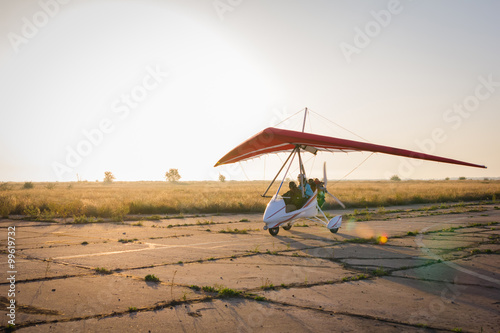 Fotografía Hang-gliding, standing at dawn on the runway