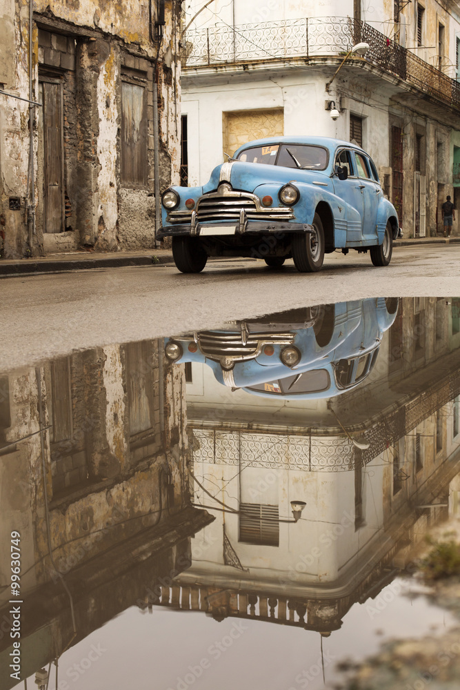 Zabytkowy samochód na ulicy w Havanie, Kuba - obrazy, fototapety, plakaty 