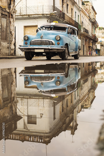 Obraz w ramie Old car on street of Havana, Cuba