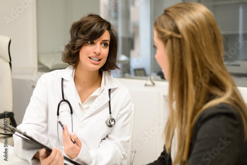 Fotografía Doctor explaining diagnosis to her female patient