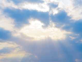 Fototapete - sun rays shine through the clouds
