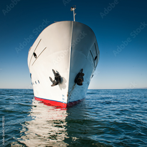 bialy-statek-w-plynacy-oceanem-w-bezchmurna-pogode