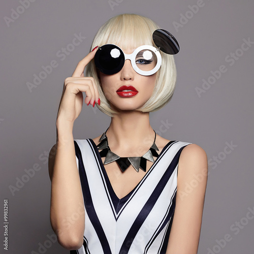 Fototapeta na wymiar fashion beauty girl in glasses