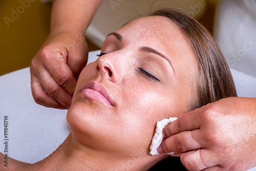 Fotomural Pecas mujer que tiene un tratamiento cosmético en el salón de belleza