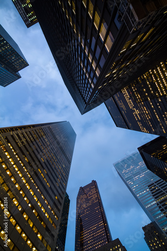 Fotografia night view of city skyscrapers