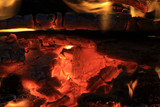 Fototapeta Kamienie - Ogień w kominku, płomienie, żar.