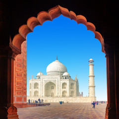 Fototapete - Arch door to Taj Mahal in India. Travel destination landmark