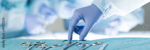 Fotomural Close-up of scrub nurse taking medical instruments