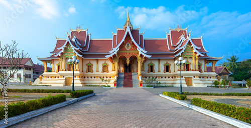 Foto Facade of Wat That Luang Neua near golden stupa in Vientiane, Laos