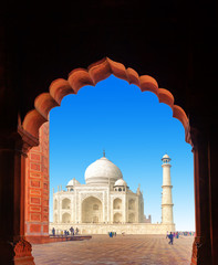 Fototapete - Taj Mahal Indian palace through doorway arch. Agra, India
