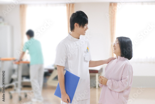 女性患者の肩に手を置く男性看護師stock Photo Adobe Stock 女性患者の肩に手を置く男性看護師stock Photo Adobe Stock