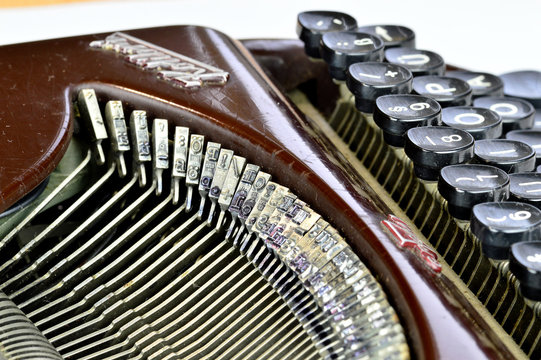 Typen einer antiken mechanischen Schreibmaschine
