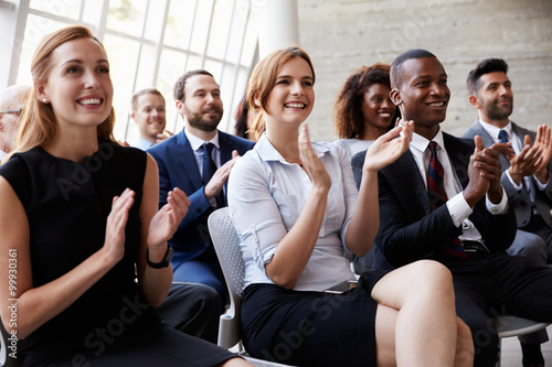 Fotografía Audience Applauding Speaker At Business Conference