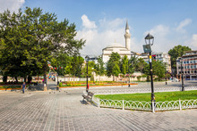 ISTANBUL - AUGUST 18: Sultanahmet Square On August 18, 2015 In Istanbul. Sultanahmet Square Is Historic District Of Istanbul Near The Blue Mosque, It Is A Popular Area Among Tourists