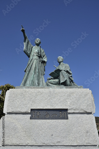 静岡県下田市柿崎弁天島にある吉田松陰と金子重輔の銅像です 題は 踏海の朝 ここ静岡県下田市柿崎の弁天島から 渡米を夢見た吉田松陰と金子重輔は黒船に向かって小舟を漕ぎ出しました Adobe Stock でこのストック画像を購入して 類似の画像をさらに検索