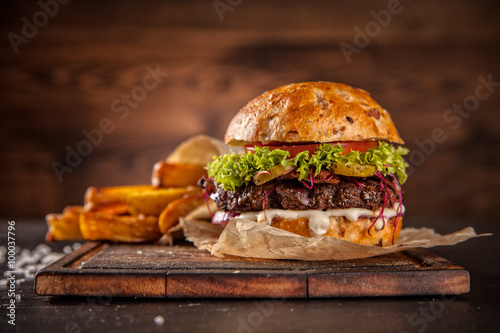 Fotomural Home made hamburger with lettuce and cheese