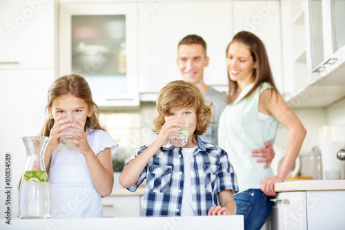 Fotografie, Obraz Kinder trinken frisches Wasser mit Limetten