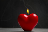 Fototapeta  - Świeczka w kształcie serca na kamiennym tle 