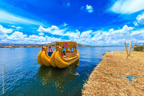 Fototapeta na szkło Totora łódź na jeziorze Titicaca blisko Puno, Peru