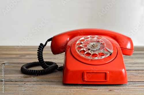 Fototapeta na szkło Vintage czerwony telefon