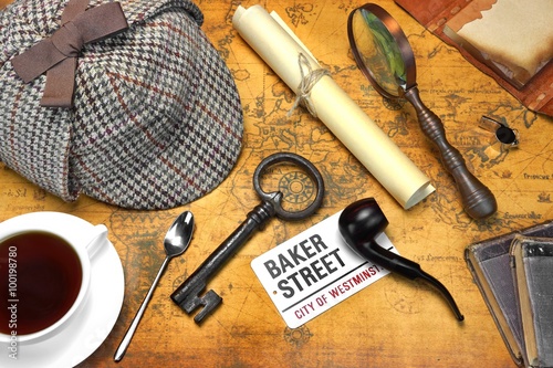 Cuadros en Lienzo Sherlock Holmes Deerstalker Cap And Other Objects On Old Map