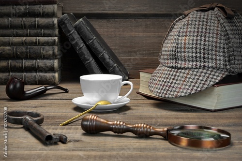 Fotografia Sherlock Holmes Concept. Private Detective Tools On The Wood Tab