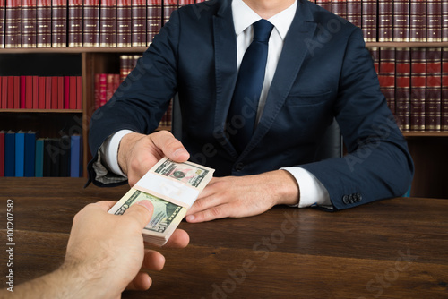 Cuadros en Lienzo Lawyer Taking Bribe From Client At Desk