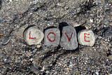 Fototapeta Kamienie - Слово LOVE, написанное на камнях, лежащих на галечном пляже