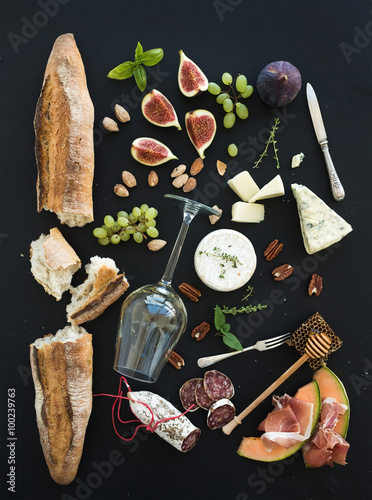 Cuadros en Lienzo El vino y el conjunto de aperitivos