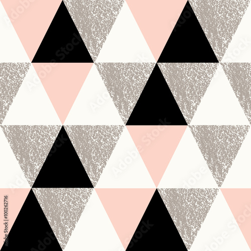 abstrakcyjny-wzor-geometryczny-trojkaty-w-szarych-bialych-czarnych-i-rozowych-odcieniach