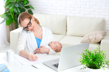 Fototapete - business  mother works at home via Internet with newborn baby