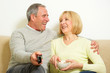 © Volker Witt - Glückliches Seniorenpaar lacht über das Fernsehprogramm