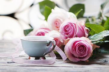 Fotomurales - pink roses and coffe on the wooden table