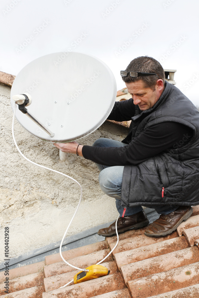 Foto INSTALLATION, POINTAGE ET REGLAGE D'UNE PARABOLE PAR UN ANTENNISTE — free download