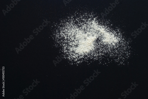 Fotografía white flour on black background - free space for text