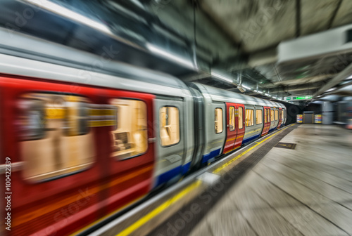 Cuadros en Lienzo Tren subterráneo en movimiento rápido en la estación de metro de Londres