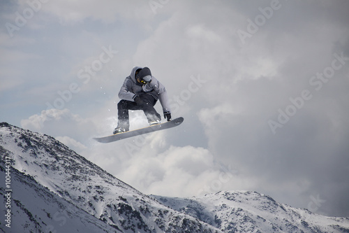 Dekoracja na wymiar  latajacy-snowboardzista-w-gorach-sport-ekstremalny