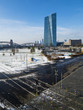 Ausblick auf die neue Europäische Zentralbank, EZB, mit Hafenpark im Winter, hinten die Skyline von Frankfurt, Frankfurt am Main, Hessen, Deutschland, Europa