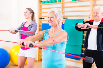 Gruppe beim Fitness mit Gymnastik Stab