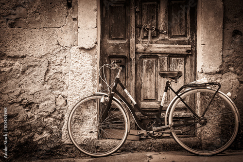 Fototapeta na wymiar antique bicycle and an ancient wooden door