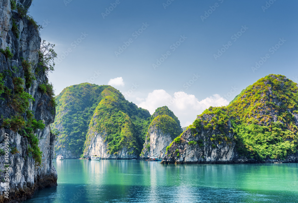 Beautiful azure water of lagoon in the Ha Long Bay, Vietnam - obrazy, fototapety, plakaty 