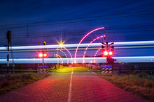 Bewaakte Spoorwegovergang Met Brandende Lichten In De Nacht En Voorbijrijdende Trein