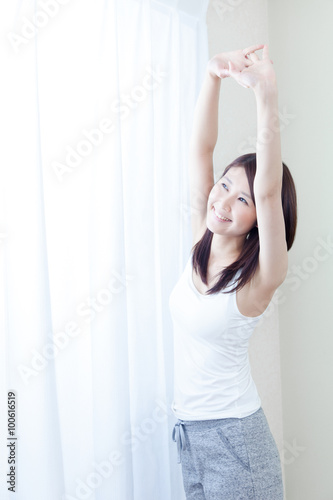 女性 タンクトップ 朝 朝日 カーテン ストレッチ 伸び 腕 Stock Photo Adobe Stock