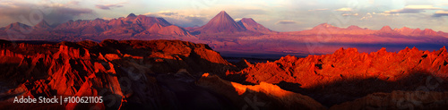 pustynia-atacama-w-czerwonym-swietle-panorama