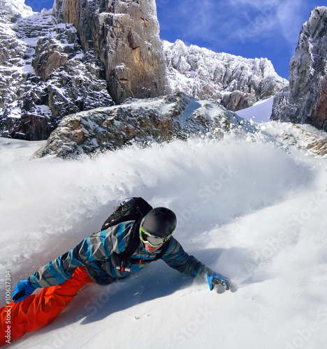 Plakat Snowboardzista darmo jeździec w górach