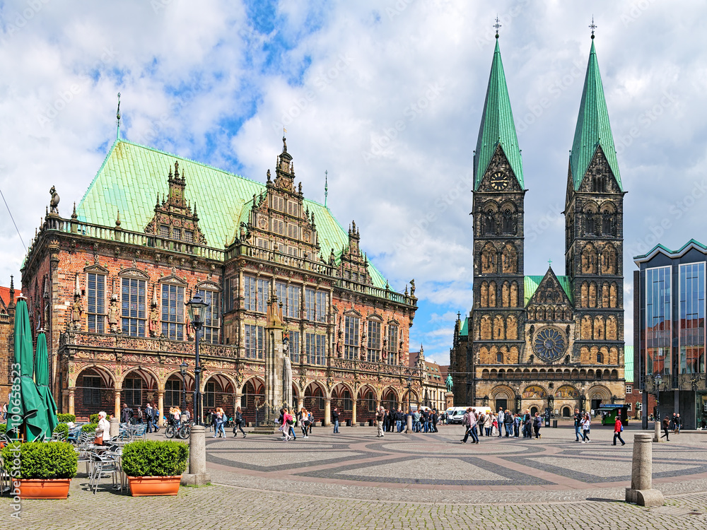 Panoramic view of the Bremen Market Square with City Hall and Bremen Cathedral, Germany - obrazy, fototapety, plakaty 
