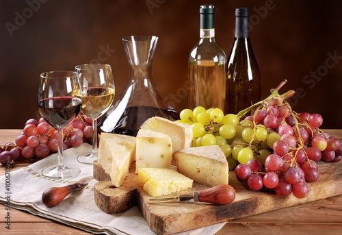 Photo Wine, grapes and cheese