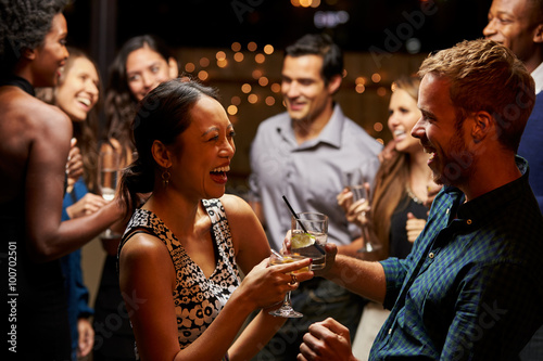 Fotografía Couples Dancing And Drinking At Evening Party