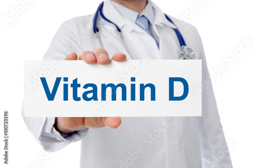 Plakat na zamówienie Arzt hält Schild "Vitamin D"