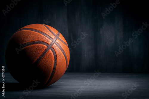 Cuadros en Lienzo Pelota de baloncesto en un fondo negro
